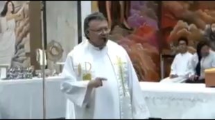 Padre apoia Bolsonaro em missa atacando mulheres e LGBTs: "o único cristão que temos aí"