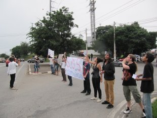 Estudantes da EE Pequeno Cotolengo ocupada organizam panfletagem e corte de rua