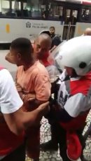 [Vídeo] Trabalhador é espancado e detido por policiais do centro presente no RJ