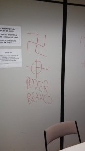 Pixações racistas e ameaçadoras são encontradas em biblioteca da Unicamp