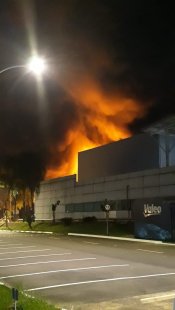 Incêndio em fábrica de Campinas coloca trabalhadores em risco