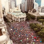 Dezenas de milhares lotam a Cinelândia contra Bolsonaro no Rio de Janeiro