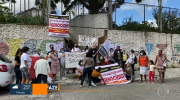 Familiares protestam contra abertura insegura de escola em meio a pandemia