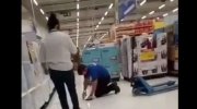 Trabalhador é humilhado por gerente do Carrefour ao limpar chão do hipermercado de joelhos