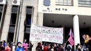 Estudantes realizam ato contra o intervencionismo de Bolsonaro na UFRGS com Carlos Bulhões