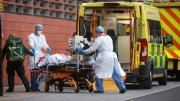 Hospitais parecem 'zona de guerra' devido o aumento de casos de COVID, diz governo britânico