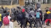  Polícia da Colômbia reprime indígenas que protestam por comida e moradia