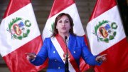 Frente ao aumento dos protestos, Dina Boluarte pretende antecipar as eleições para 2024