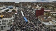 Peru: milhares de manifestantes marcham para Lima contra o governo golpista de Boluarte