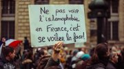 Macron proíbe o uso de abaya nas escolas francesas