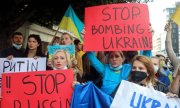 Manifestações contra a invasão russa à Ucrânia são registradas pelo mundo