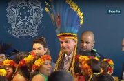 Afronta aos indígenas: de cocar, Bolsonaro discursa ao receber medalha indigenista