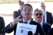 Bolsonaro manda jornalista calar a boca e ataca imprensa durante entrevista