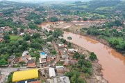 Enchente do rio Paraopeba em Betim causa contaminação em moradores por lama tóxica da Vale
