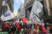 Manifestantes protestam contra venda da Eletrobrás em frente à Bolsa de Valores em São Paulo