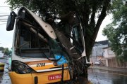 Ônibus da Carris colide por falta de freio, resultado do sucateamento promovido por Melo