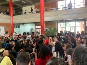Estudantes da UFES protestam contra marmitas com larva e agendamento no RU