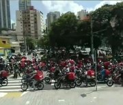 Entregadores protestam em Osasco contra apreensão de motos pela polícia por conta da "placa vermelha"
