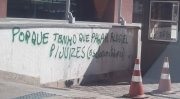 ‘Por que tenho que pagar aluguel para juízes?', diz um pixo de protesto nas paredes da AGU