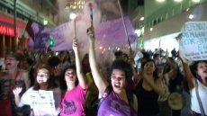 Ato pela legalização do aborto reúne centenas em São Paulo