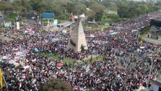 Massiva mobilização por #NiUnaMenos no Peru