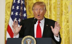 Indo contra o direito democrático à informação, Trump impede entrada de veículos de imprensa à Casa Branca