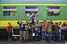 Mais um dia de enfrentamentos policiais húngaros com imigrantes