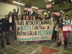Professores realizam aula pública e estudantes se colocam em repudio a repressão a UERJ.