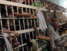 Governo do Rio atrasa pagamento de refeições ameaçando deixar detentos sem comida