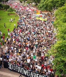 Primeira manifestação reúne milhares de jovens e termina com forte repressão da PM
