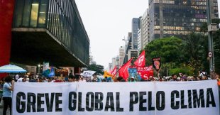 Greve global pelo clima reúne milhares de jovens em São Paulo em protesto pelo meio ambiente