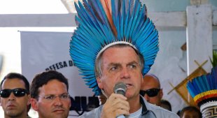 Deplorável! Genocida Bolsonaro recebe de ministério da Justiça medalha do mérito indigenista