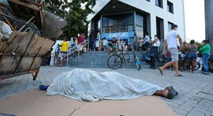 Recife: Pessoas tem de dormir na rua para conseguir auxilio emergencial