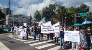 Enfermeiros protestam por EPIs e aumento salarial no Recife
