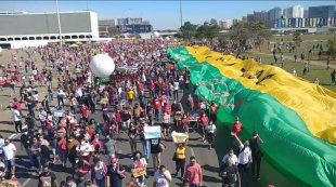 Em Brasília ato contra Bolsonaro reúne milhares neste 19J