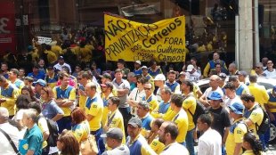 300 trabalhadores dos Correios fazem ato pelo centro de Campinas