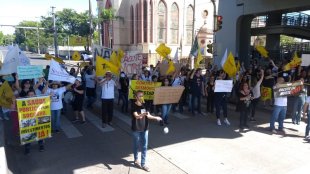 Na zona leste de Porto Alegre, trabalhadores e estudantes realizam atos em apoio à greve contra o pacote de Leite