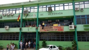 Servidores ocupam a prefeitura em Alvorada