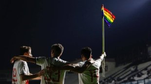 Atacante do Vasco levanta bandeira que homenageia dia do orgulho LGBT+ em comemoração de gol