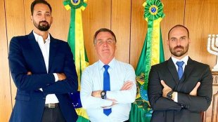 Clã Bolsonaro sai em defesa do jogador homofóbico Maurício Souza