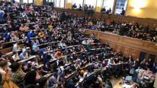 Mais de 600 estudantes reuniram-se na Sorbonne para mobilização contra Macron e Le Pen