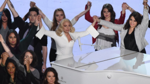 Oscar 2016: Lady Gaga emociona com apresentação denunciando violência sexual