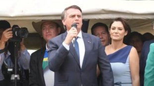 Bolsonaro faz discurso reacionário, disciplinado ao regime e às regras eleitorais em Brasília