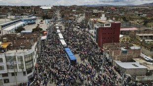 Peru: milhares de manifestantes marcham para Lima contra o governo golpista de Boluarte