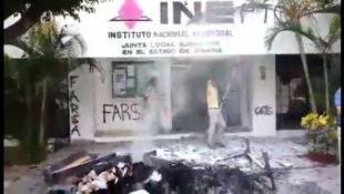 Professores queimam sedes do INE em Chiapas
