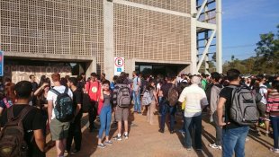 Estudantes ocupam prédio da UnB contra as demissões dos terceirizados