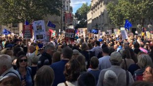 Reino Unido: milhares saem às ruas gritando “Pare o golpe!”