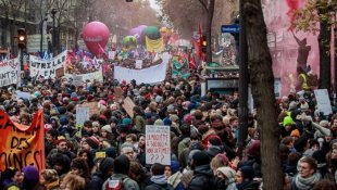 Uma França paralisada caminha para o segundo dia de mobilização nacional