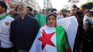 Os protestos argelinos tomaram a praça Grand Poste durante as eleições