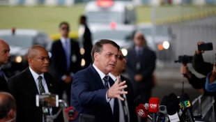 Brasileiros passam fome com a crise, mas Bolsonaro nega antecipação do auxilio emergencial
